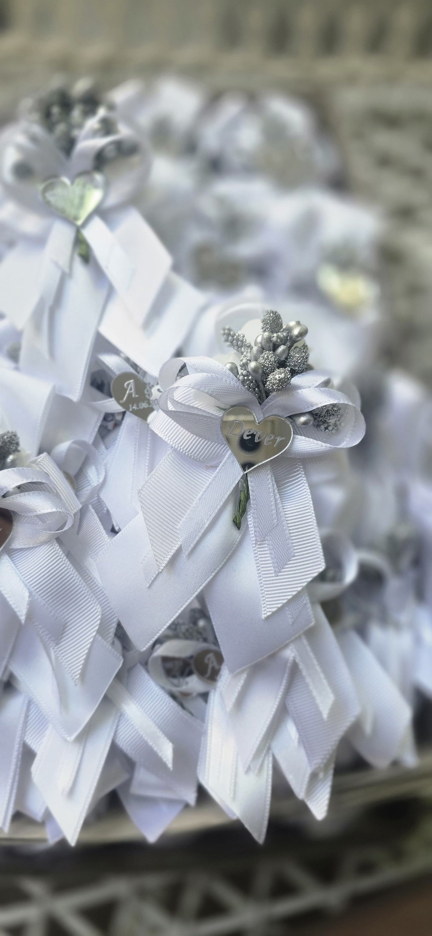Elegantni beli cvetići za kićenje sa srebrnim detaljima
