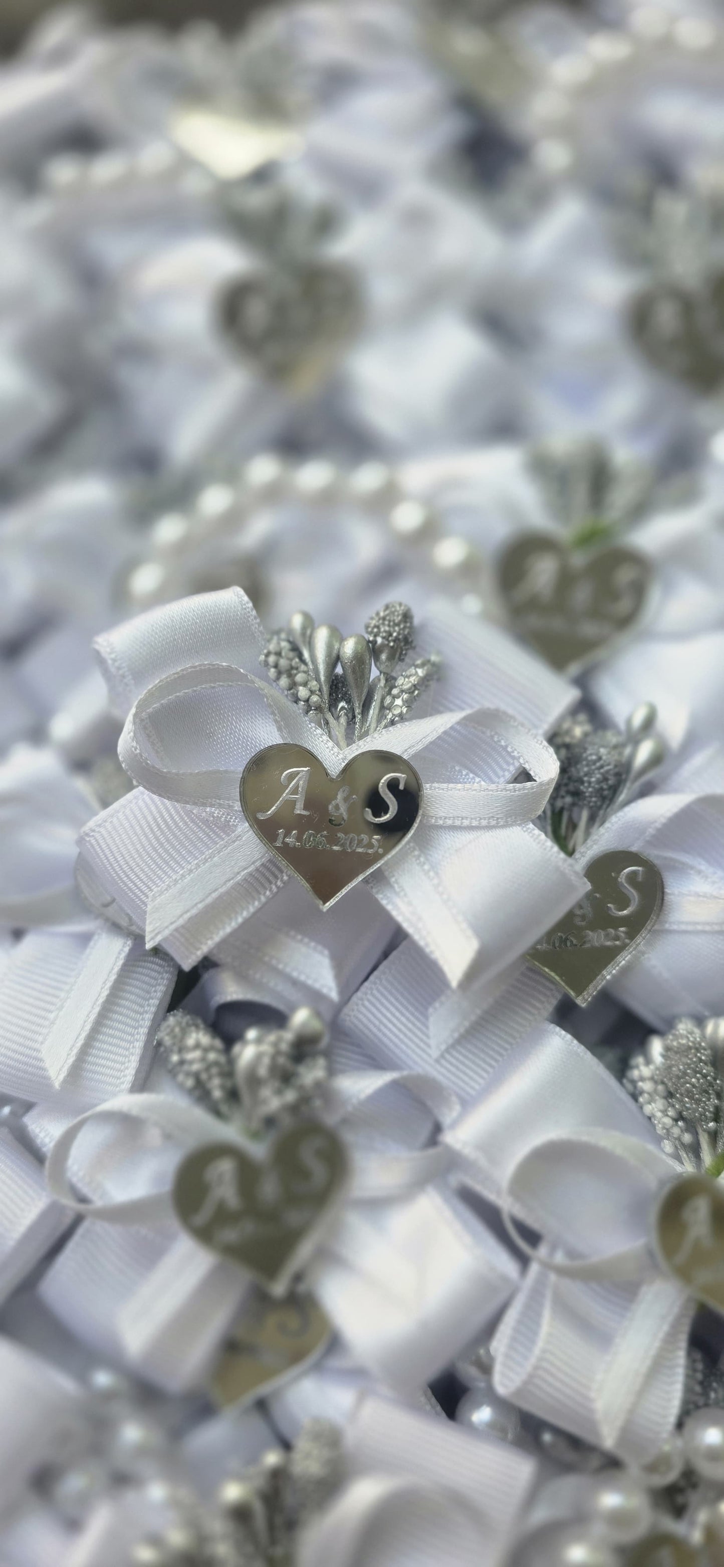 Elegantni beli cvetići za kićenje sa srebrnim detaljima