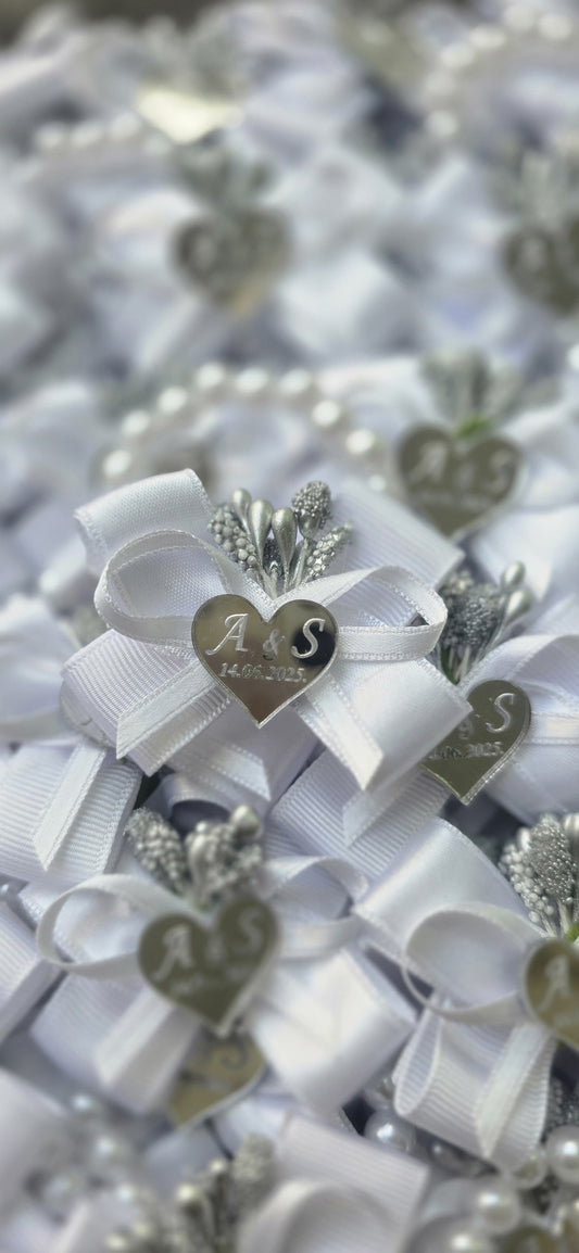 Elegantni beli cvetići za kićenje sa srebrnim detaljima