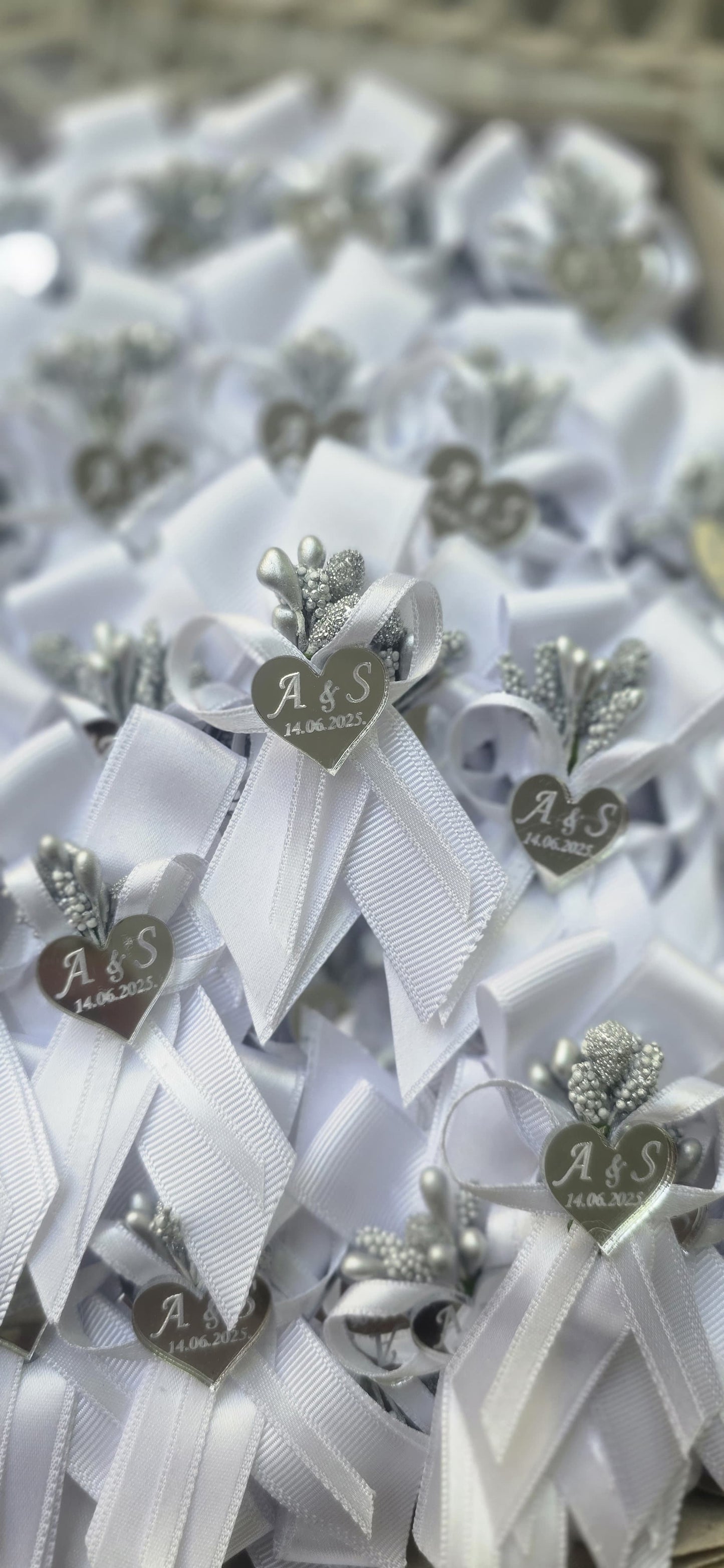 Elegantni beli cvetići za kićenje sa srebrnim detaljima