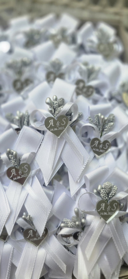 Elegantni beli cvetići za kićenje sa srebrnim detaljima