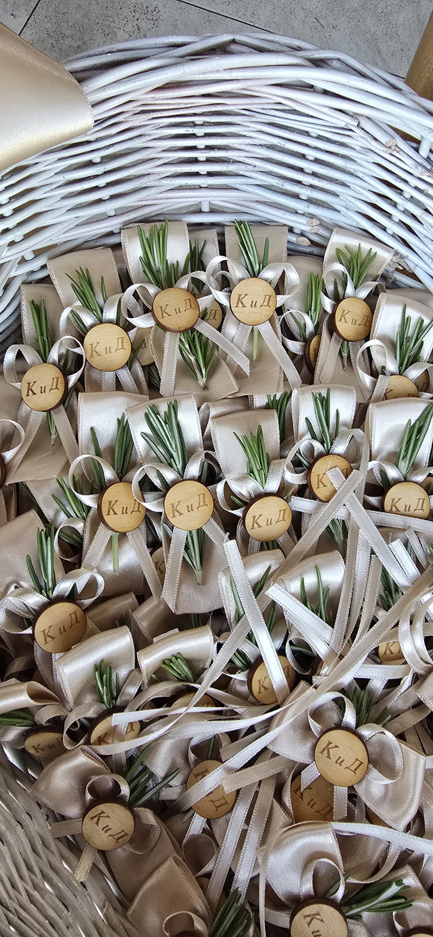 Kićenje sa drvenim detaljem i ruzmarinom
