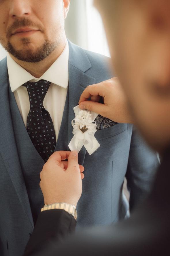 Elegantno kićenje u beloj i zlatnoj boji