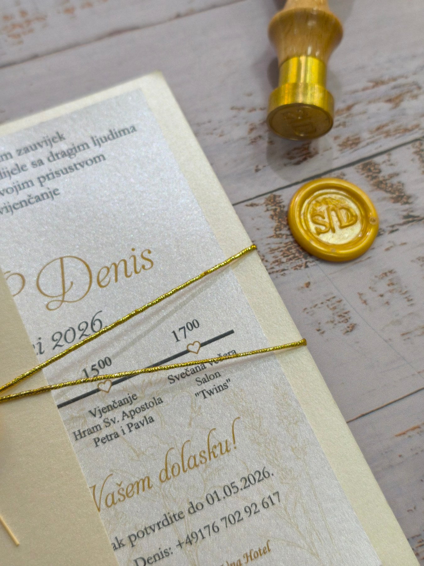 Elegantna pozivnica sa zlatnim detaljima
